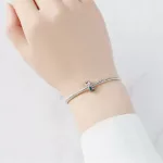 Színes toll kövekkel ezüst charm