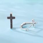 Fekete köves kereszt ezüst kapcsos fülbevaló 