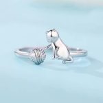 Cica gombolyaggal méret nélküli ezüst gyűrű