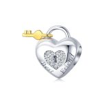 Sziv-alaku-lakat-kulccsal-ezust-charm