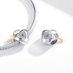 Sziv-alaku-lakat-kulccsal-ezust-charm