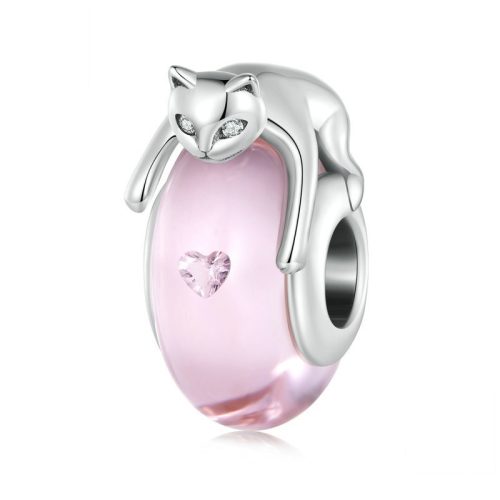 Rózsaszín gyöngyöt ölelő cica ezüst charm