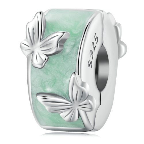 Zöld színű spacer pillangókkal ezüst charm