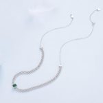 Smaragdzold-szinu-kovel-diszitett-kocka-ezust-medal-nyaklanchoz