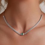 Smaragdzold-szinu-kovel-diszitett-kocka-ezust-medal-nyaklanchoz