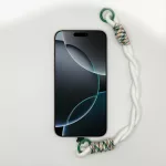 Fehér Tekert Rövid Telefonpánt Csuklóra Földszínű Fonattal és Zöld Karikával