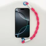 Pink-Fekete Fonott Rövid Telefonpánt Csuklóra Fehér Díszítéssel és Kék Karikával