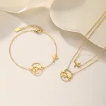 Világutazó ezüst nyaklánc repülővel és földgömbbel arany színben