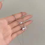 Világutazó ezüst nyaklánc repülővel és földgömbbel