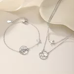 Világutazó ezüst nyaklánc repülővel és földgömbbel