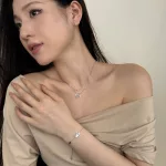 Világutazó ezüst nyaklánc repülővel és földgömbbel