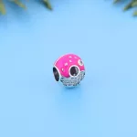Ezüstözött fánk charm rózsaszín mázzal