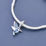Ezüstözött kolibri medál kék kristályokkal