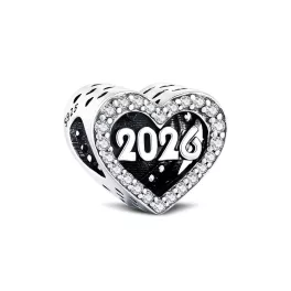 2026-ben végzett ezüst szív alakó charm fekete