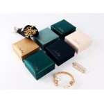 Nagy-meretu-pezsgo-szinu-ekszerdoboz-ajandekozashoz