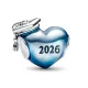 2026-ben végzett ezüst charm kék szívben