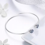 Kék köves díszvégű ezüst merev karkötő 6 cm átmérőjű