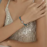 Türkiz bőr karkötő ezüs zárral hópehely motívummal 19 cm