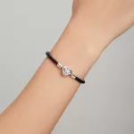 Fekete bőr karkötő ezüs szíves zárral kereszt motívummal 19 cm