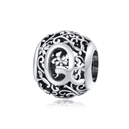 Q-betu-diszes-gomb-ezust-charm