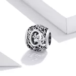 Q-betu-diszes-gomb-ezust-charm