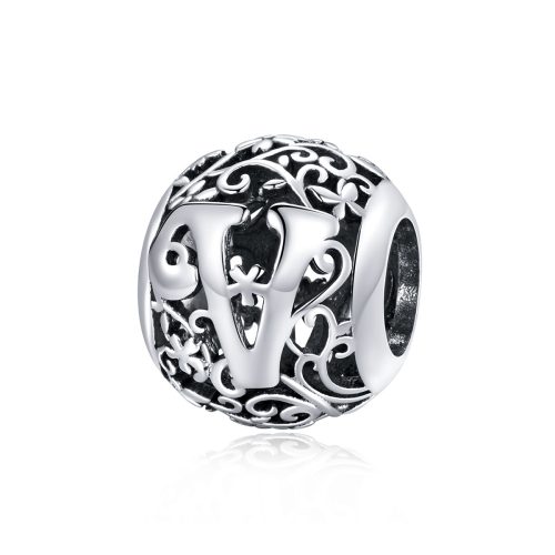 V-betu-diszes-gomb-ezust-charm