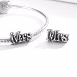 Ezüst "Mrs." Charm