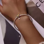 Madarka-ezust-gomb-charm-fuggo-viraggal
