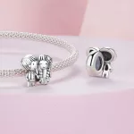 Szerelmespár charm – kéz a kézben fiú és lány