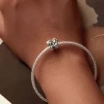 Szerelmespár charm – kéz a kézben fiú és lány