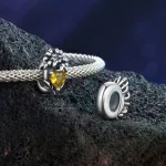 Novemberi Napfény – Ezüst Krizantém Szívvel Charm