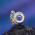 Novemberi Napfény – Ezüst Krizantém Szívvel Charm