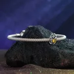 Novemberi Napfény – Ezüst Krizantém Szívvel Charm