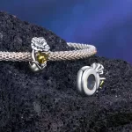 Augusztus Sárgászöld köves Aranyló Magnólia ezüst charm