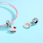 Cupcake függő charm – cukormázas muffin cseresznyével