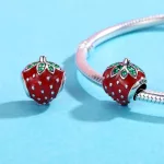 Eper charm – piros zománc, zöld cirkóniás levelekkel