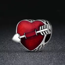 Ezust-piros-sziv-nyillal-charm