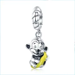 Ezust-majom-banannal-charm