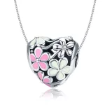 Rózsaszínű és fehér virágok ezüst charm