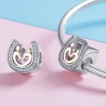 Szerencsepatkó charm – rózsaarany anya és gyermek, cirkóniákkal