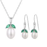 Gyöngyös ezüst tónusú szett zöld köves levéllel: Egy ezüst színű nyaklánc és lógós fülbeval