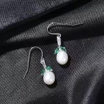 Gyöngyös ezüst tónusú szett zöld köves levéllel: Egy ezüst színű nyaklánc és lógós fülbeval