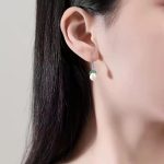 Gyöngyös ezüst tónusú szett zöld köves levéllel: Egy ezüst színű nyaklánc és lógós fülbeval