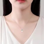 Gyöngyös ezüst tónusú szett zöld köves levéllel: Egy ezüst színű nyaklánc és lógós fülbeval