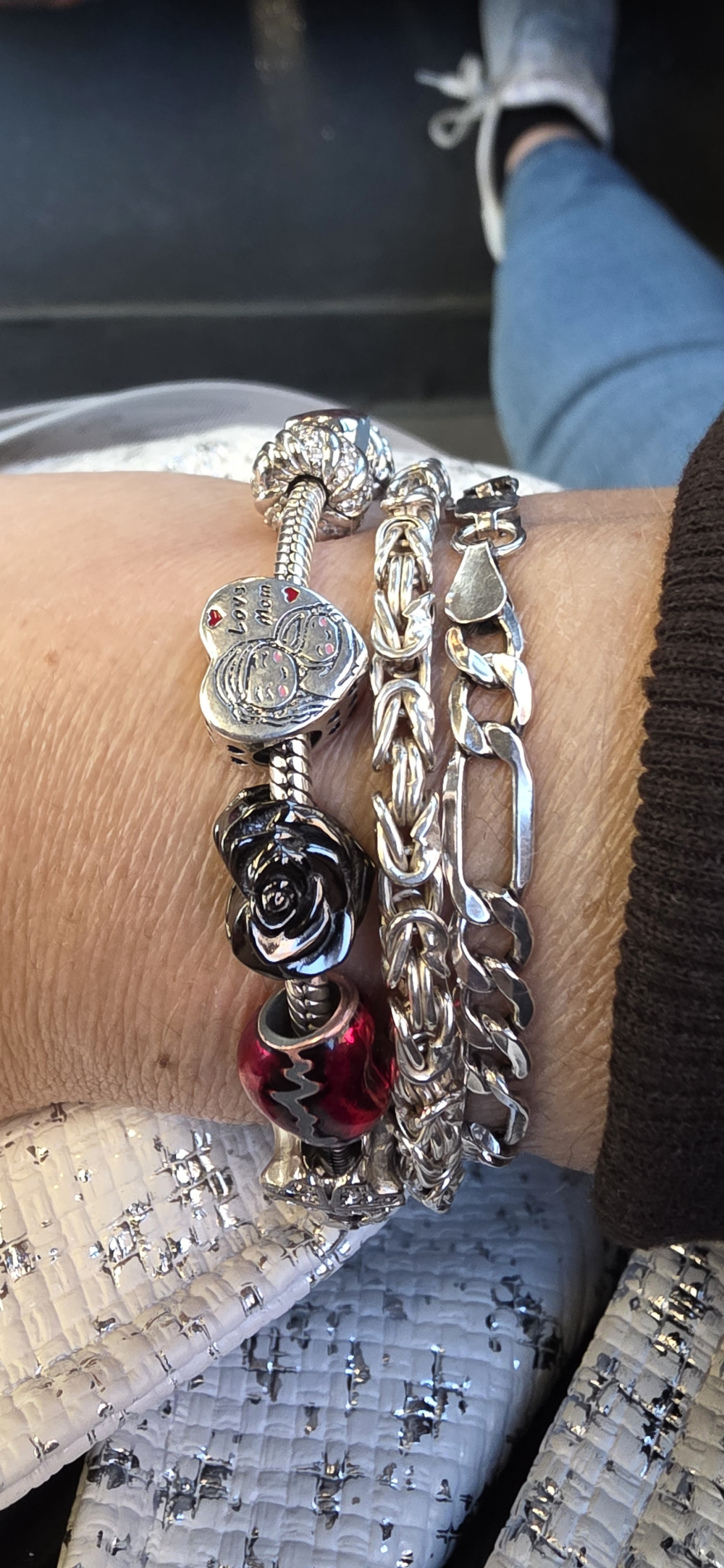 Fekete rózsás szív ezüst charm
