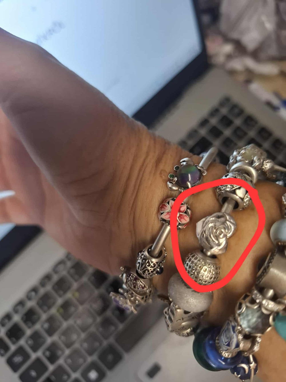 Virágba borult szív ezüst charm
