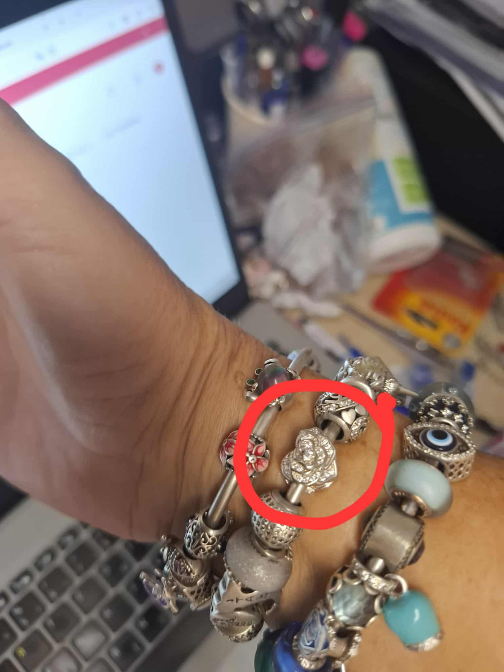 Virágba borult szív ezüst charm
