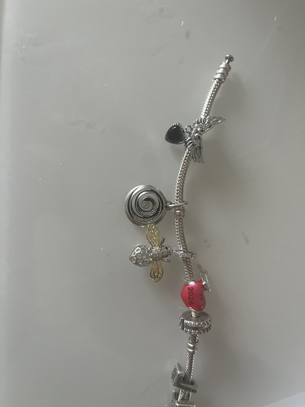 Angyal szárnyak kék szívvel ezüst charm
