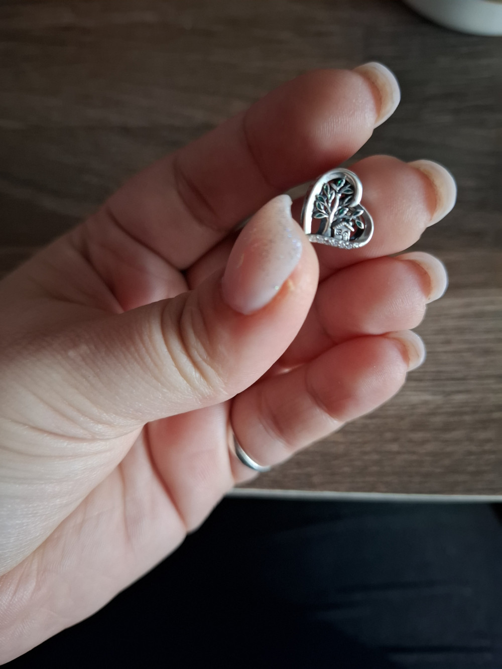 Szívbe foglalt házikó fával ezüst charm
